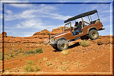 Jeep fährt Abhang hinunter im Monument Valley