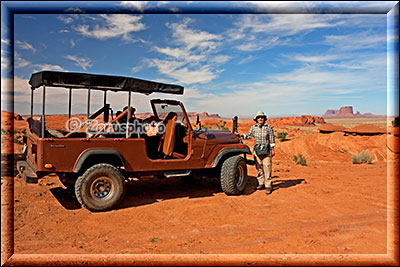 Bulliger Geländewagen im roten Sand des Mystery Valley