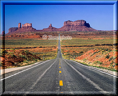Highway 163 mit Monument Valley im Hintergrund