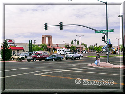 Blick auf die Main Street in Page mit dem Safeway Market im Hintergrund