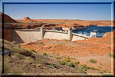 Der Glen Canyon Staudam von Page aus gesehen