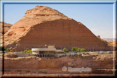 Glen Canyon Dam mit dem Visitor Center direkt am Highway der Über den Dam führt