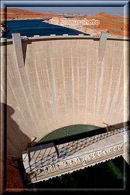 Der Glen Canyon Dam mit seiner steilen Staumauer am Lake Powell