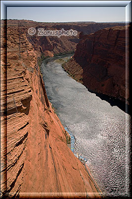 Von der Highwaybrücke aus fällt der Blick auf den Canyon mit dem Colorado River