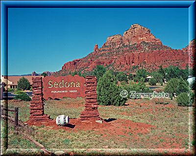 Schild am Ortseingang von Sedona zur Begrüssung der Besucher