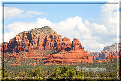 Unterwegs im Bereich von Sedona, rote Felsen ragen in den Himmel und sind von schönen Wolken umgeben