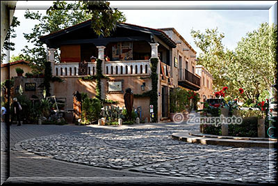 Grosser Innenhof mit Brunnen in Sedonas Tlaquepaque Bereich