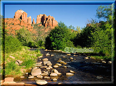 Abendlicht in Sedonas Red Rock State Park mit dem Oak Creek im Vordergrund