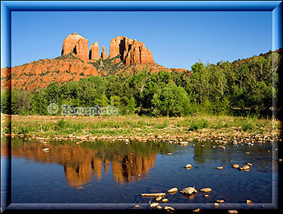 In Sedonas Red Rock State Park spiegeln sich die Berge aus der Umgebung