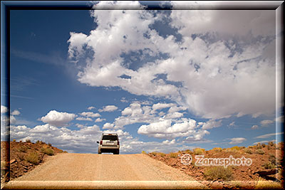 Eine breite Road führt in das Valley of the Gods