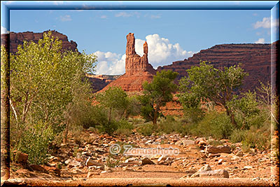 Zu Fuss kann man rote Felsbuttons im Valley of the Gods auch umrunden