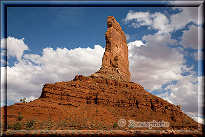 Im Valley of the Gods, erheben sich immer wieder rote Felsgebilde gegen den Himmel