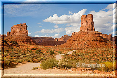 Bei der Einfahrt zum Valley of the Gods Türmen sich riesige Felsnadeln neben der Road auf