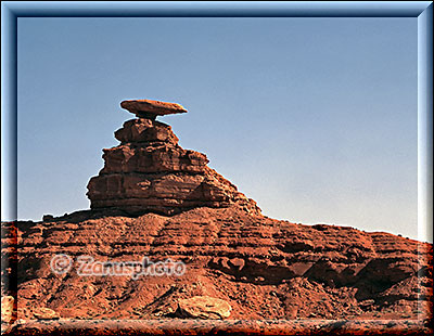 Hoodoo am Wegesrand, das Wahrzeichen von Mexican Hat