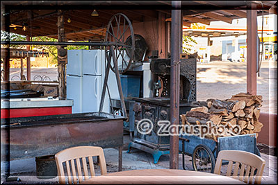 Im Valley of the Gods ist alles vorbereitet damit es am Abend richtig losgehen kann. Wenn die Gäste eintreffen gibt es gutes Abendessen direkt vom Grillfeuer