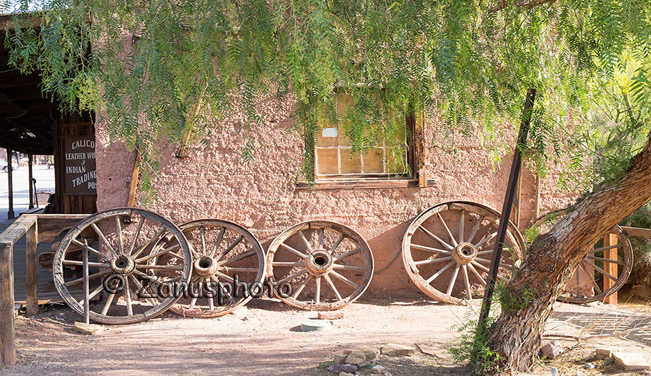 Gebäude mit alten Wagenrädern in der Geisterstadt Calico