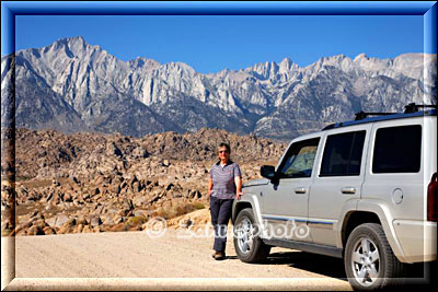 Alabama Hills mit Auto und Begleiterin