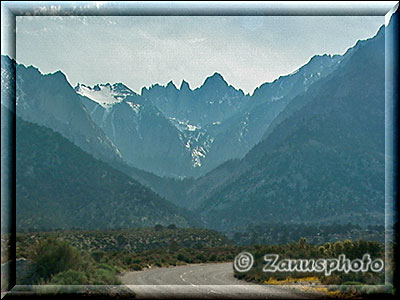 Alabama Hills, dem Gipfel im Hintergrund der Sierra Nevada kommt man näher sofern man auf der Strasse bis zu einem kleinen Campground am Ende fährt