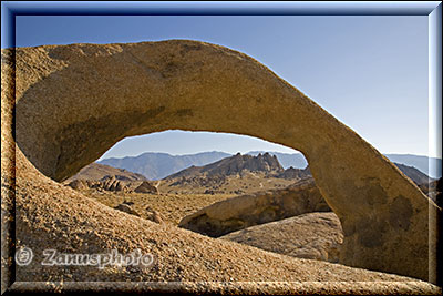 Durch den Mobius Arch können wir auch die andere Seite der Alabama Hills sehen