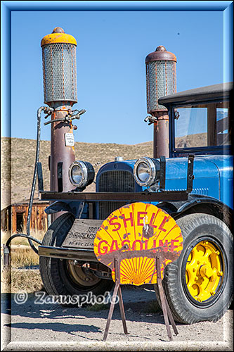 Bodie Ghosttown mit Tankstelle und altem Truck davor