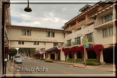 Cannery Row, mit modernem Hotel vor uns