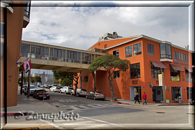 Monterey, in Cannery Row schauen wir auf ein Shopping Gebäude