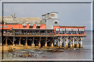 Monterey, mit Cannery Row und bei Ebbe sieht man die "Füsse" der Restaurants 