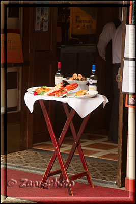 Monterey, vor einem Restaurant entdecken wir mehrere Lunch Speisen zum Mittagstisch