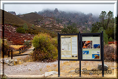 Pinnacles National Park, mit Hinweistafel zu den Wander Trails