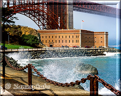 San Francisco, der Fort Point Bereich unterhalb der Bridge auf der Südseite davon