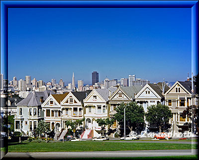 San Francisco, Ansicht der Steiner Street mit Victorianischen Häusern und Teilen der Skyline