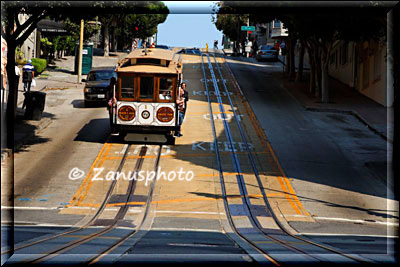 San Francisco, Cable Car in der California Street unterwegs
