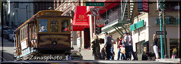 San Francisco 3, ein Wagen der Cable Car stoppt gerade an der California Street um weitere Passagiere aufzunehmen