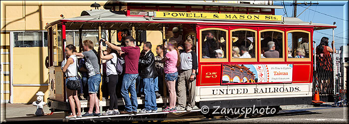 San Francisco 3, eine gut belegte Cable Car kommt gerade um die Ecke gefahren