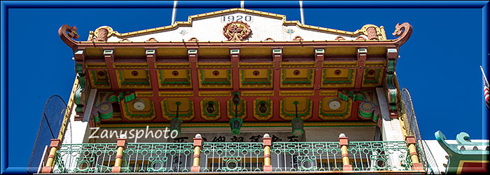 San Francisco 3, unsere Sicht geht nach oben auf einen Dachfirst in Chinatown von San Francisco