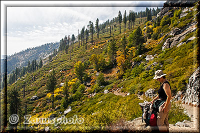 Yosemite - Panorama Trail, die Sonne bringt uns dazu das Shirt auszuziehen damit wir nicht so toll in Schwitzen kommen