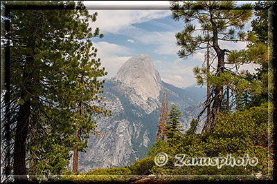 Yosemite - Panorama Trail, recht gross zeigt sich der Half Dome gegenüber unseres Weges