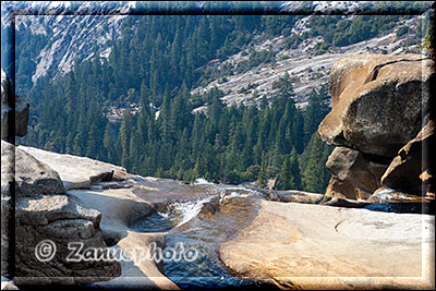 Yosemite - Panorama Trail, wenig Wasser fliesst gerade vor uns über die Felskante