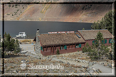 Yosemite - Saddlebag Lake, zu sehen ist der Store mit kleinem Shop und auf dem Lake das Water Taxi