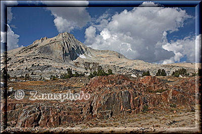 Yosemite - Saddlebag Lake, über den Bergen türmen sich gerade die Wolkenhaufen