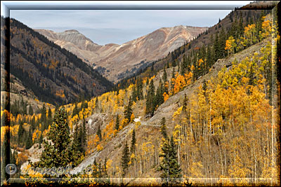 Alpine Loop Road, Blick zum entfernten Bergkam 