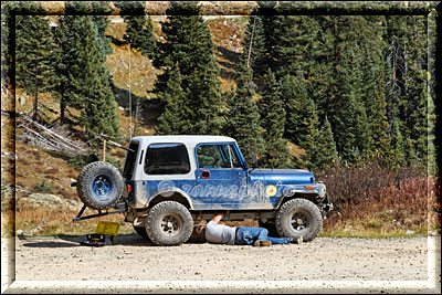 Alpine Loop Road, Günther aus Kanada werkelt gerade an seinem Jeep