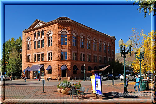 Aspen, ein rotes Gebäude steht im Centrum von Aspen