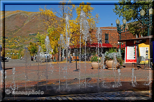 Aspen, im Centrum läuft gerade der Springbrunnen