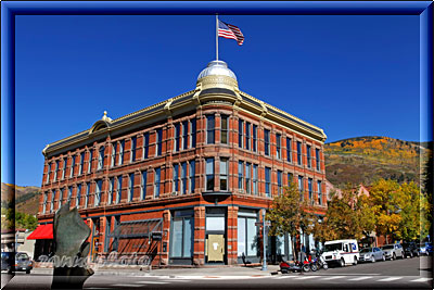 Aspen, ein Gebäude mit roten Wänden an einer Kreuzung