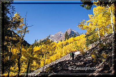 Maroon Bells Lake, der erste Blick aus dem Wald lässt uns zu den Maroon Bells Bergen schauen