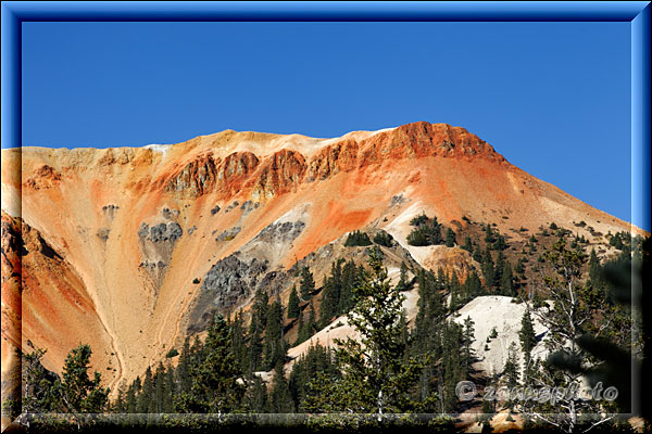 Aus der Waldstrecke heraus erhaschen wir einen Blick auf die Red Mountains #2