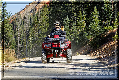 Ein ATV-Fahrzeug auf der Waldstrecke