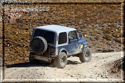 GĂĽnters blauer Jeep auf der Bergstrecke