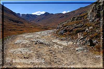 Über die rockige Piste schauen wir auch den Weg entlang